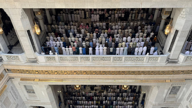 Jamaah salat di Masjidil Haram Mekkah. (x @makkahregion)